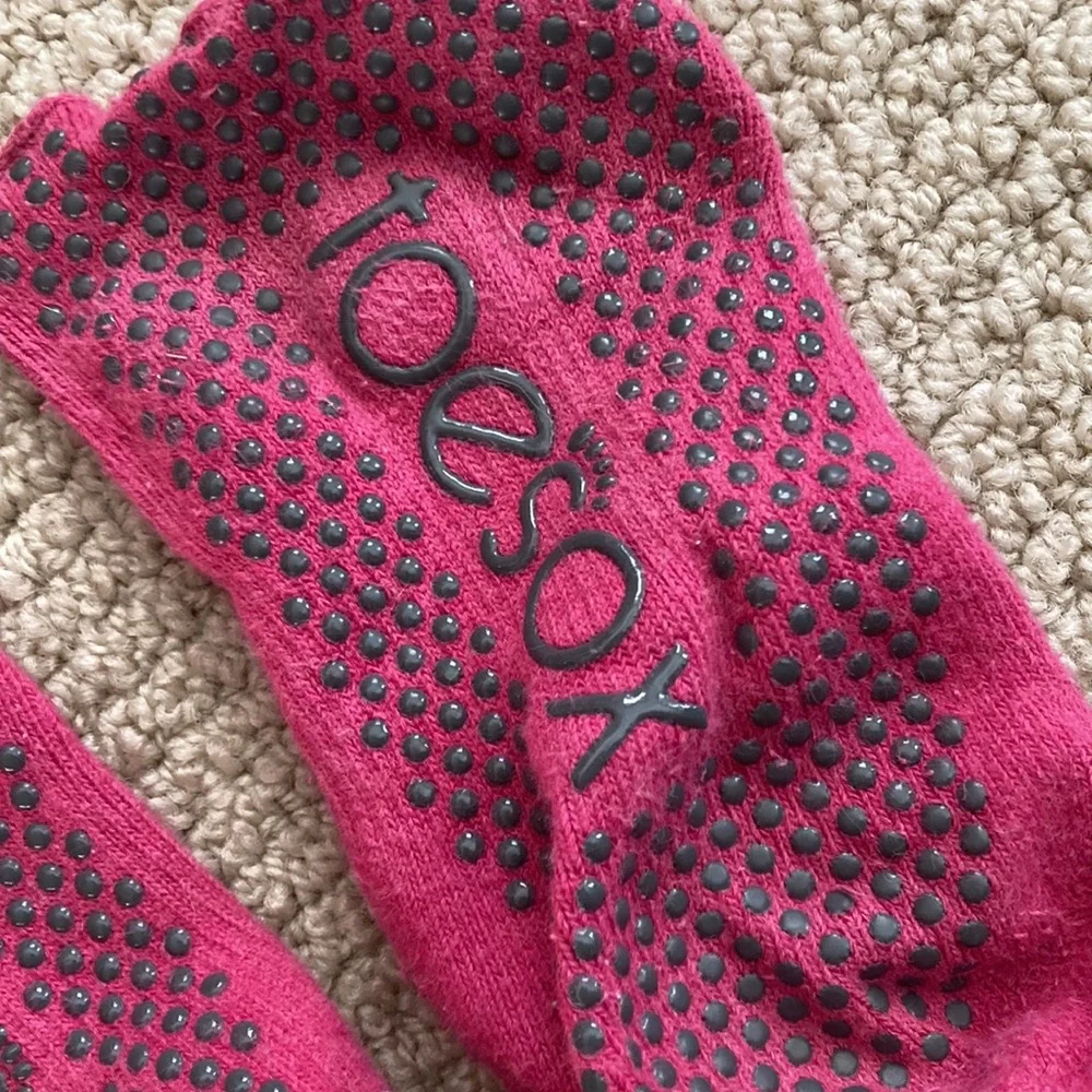 Toesox Half Toe Bellarina Grip Socks Size Medium Dark Pink Barre Pilates EUC